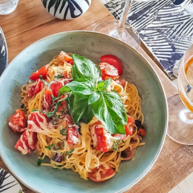 Irresistibly Fresh Tomato and Basil Sauce - A Timeless Italian Classic