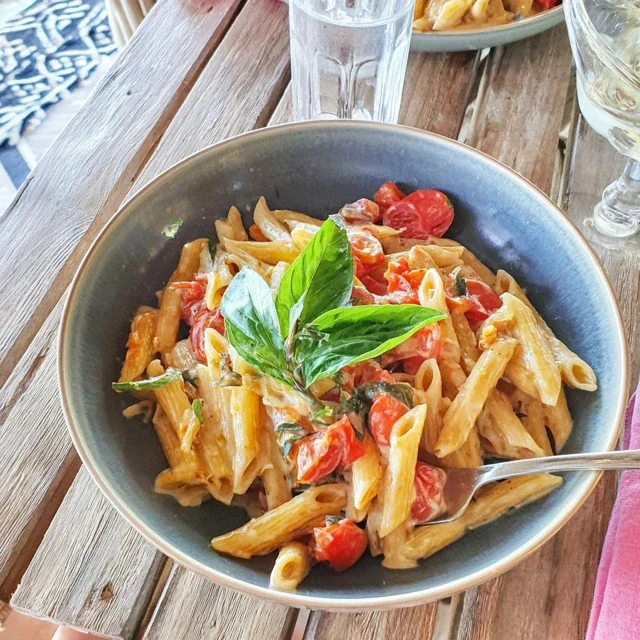 Irresistibly Fresh Tomato and Basil Sauce - A Timeless Italian Classic