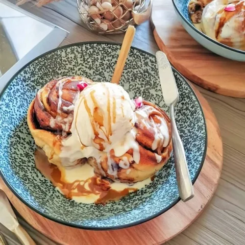 Pães de canela suecos com cardamomo e baunilha, perfeitos para o café da manhã.
