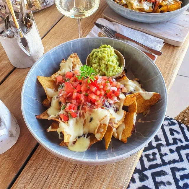 Nachos Irresistíveis com Guacamole Cremoso e Salsa Fresca