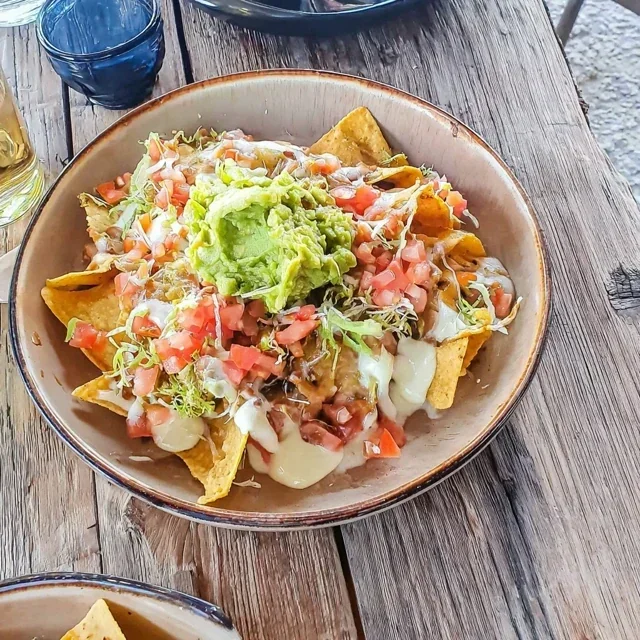 Nachos Irresistíveis com Guacamole Cremoso e Salsa Fresca