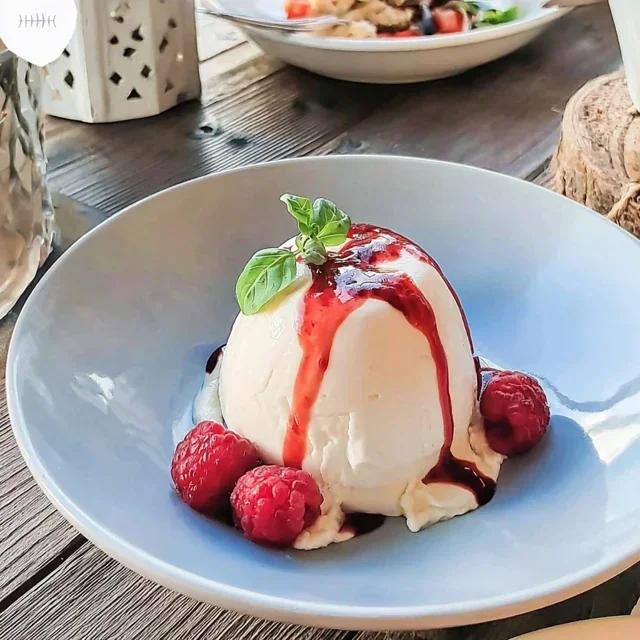 Panna Cotta de Baunilha com Coulis de Framboesa