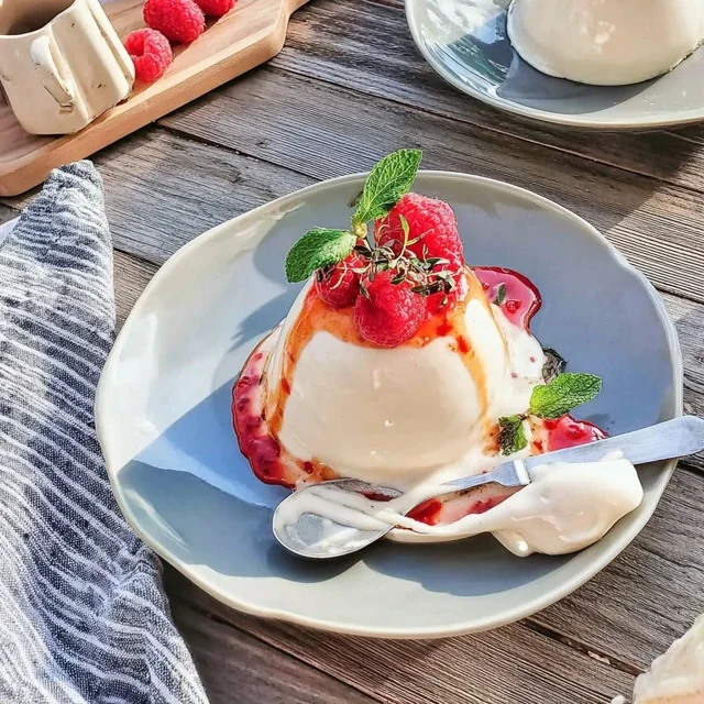 Panna Cotta de Baunilha com Coulis de Framboesa