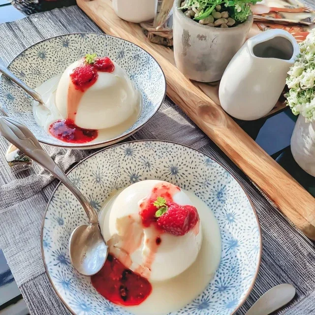 Panna Cotta de Baunilha com Coulis de Framboesa