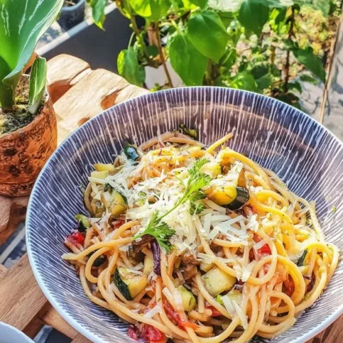 Prato de Pasta Primavera com abobrinha e limão, uma receita italiana deliciosa.