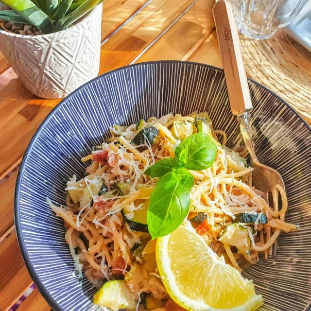 Pasta Primavera Zestosa com Abobrinha e Limão – Uma Nova Tomada nos Clássicos Italianos