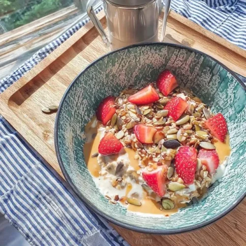 Porridge noturna nutritiva com morangos e sementes de linhaça em uma tigela saudável
