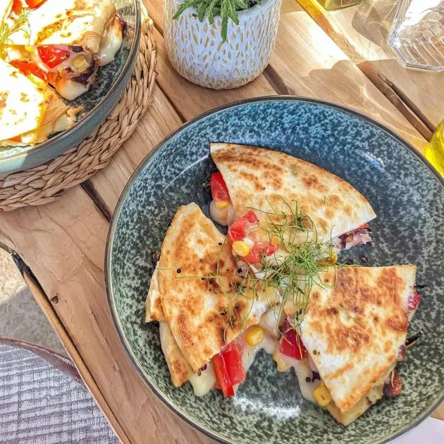Receita Rápida e Saborosa de Quesadilla de Queijo, Milho e Pimentão