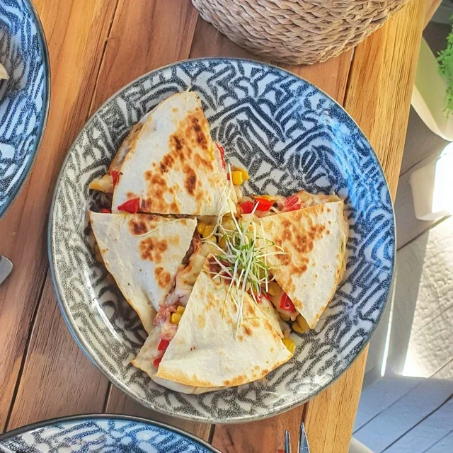 Receita Rápida e Saborosa de Quesadilla de Queijo, Milho e Pimentão