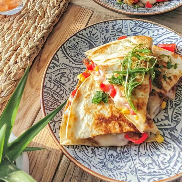 Receita Rápida e Saborosa de Quesadilla de Queijo, Milho e Pimentão