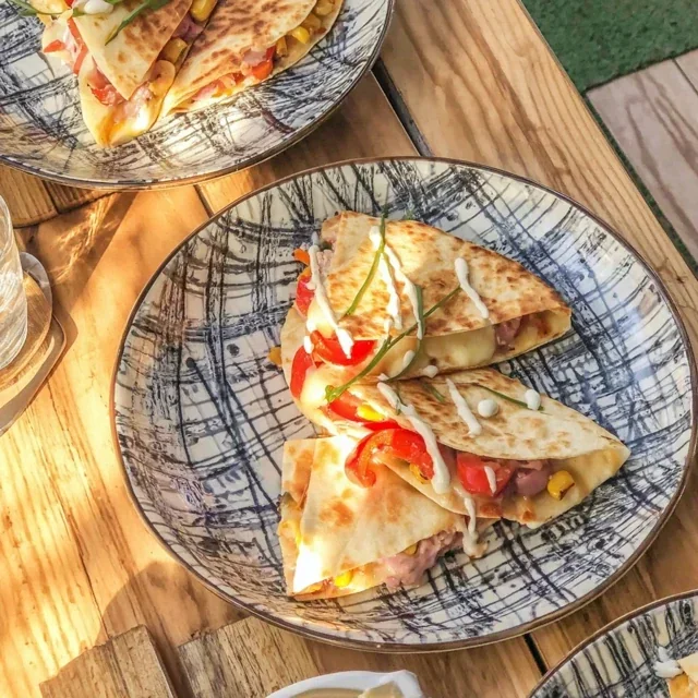 Receita Rápida e Saborosa de Quesadilla de Queijo, Milho e Pimentão