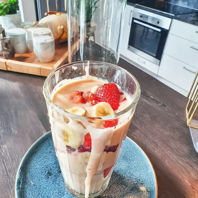 Revitalize sua manhã com esta receita de smoothie cremoso de morango, banana e leite de aveia