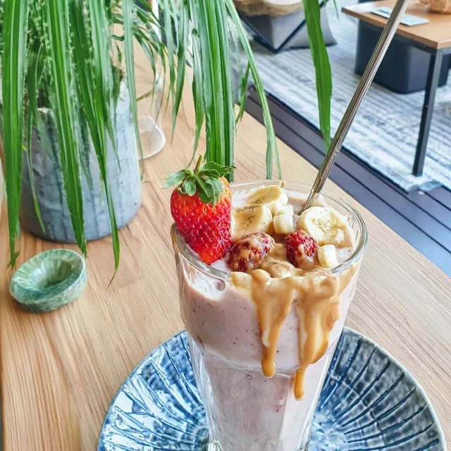 Revitalize sua manhã com esta receita de smoothie cremoso de morango, banana e leite de aveia