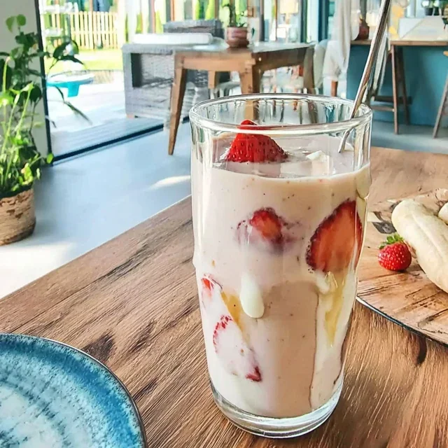 Revitalize sua manhã com esta receita de smoothie cremoso de morango, banana e leite de aveia