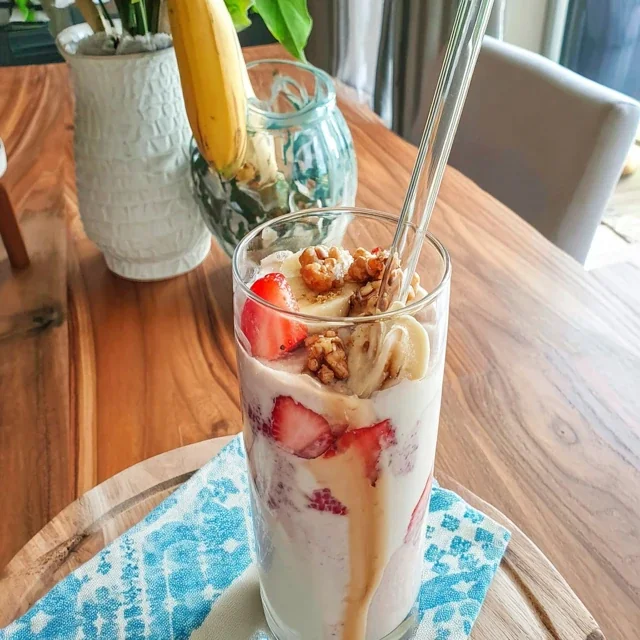 Revitalize sua manhã com esta receita de smoothie cremoso de morango, banana e leite de aveia