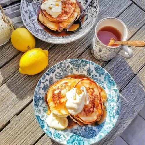 Pancakes de ricota com limão, fofos e dourados na panela