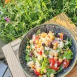 Salada de Grão-de-Bico Assado Saborosa com Tomates Suculentos e Queijo Feta Cremoso