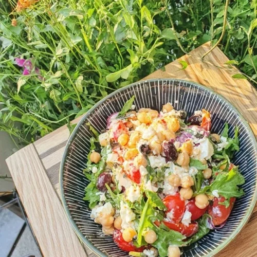 Salada de grão-de-bico assado com tomates e queijo feta