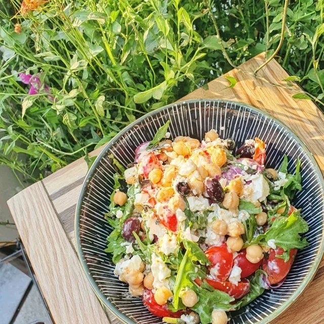 Salada de Grão-de-Bico Assado Saborosa com Tomates Suculentos e Queijo Feta Cremoso