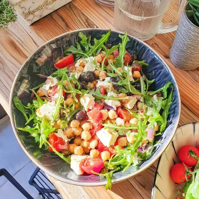 Salada de Grão-de-Bico Assado Saborosa com Tomates Suculentos e Queijo Feta Cremoso