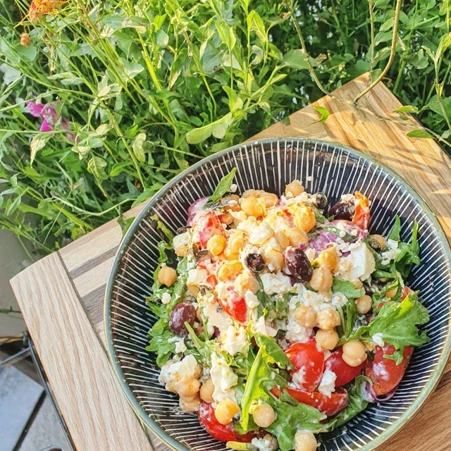 Salada de Grão-de-Bico Assado Saborosa com Tomates Suculentos e Queijo Feta Cremoso