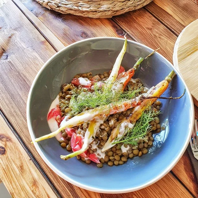 Salada de Lentilhas Verdes com Cenouras Bebê e Molho de Cominho