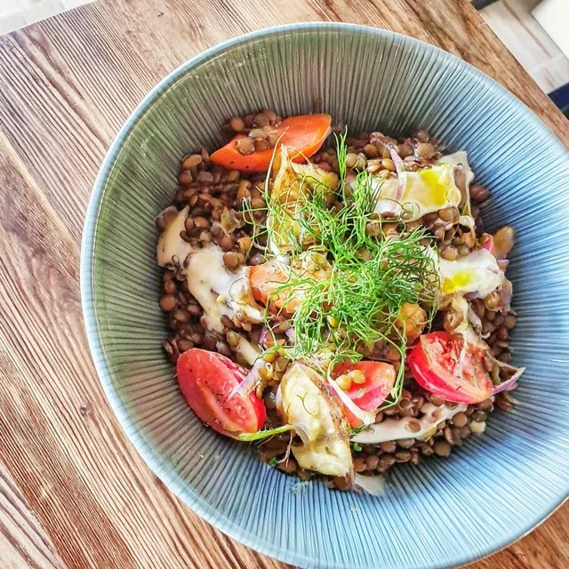 Salada de Lentilhas Verdes com Cenouras Bebê e Molho de Cominho