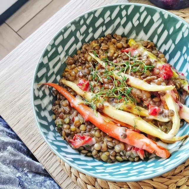 Salada de Lentilhas Verdes com Cenouras Bebê e Molho de Cominho
