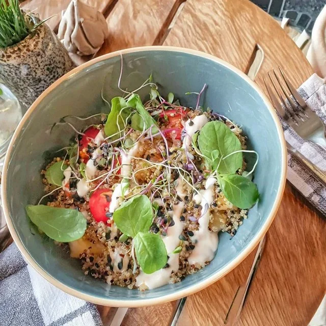 Salada de Quinoa Refrescante com Ervilhas e Hortelã