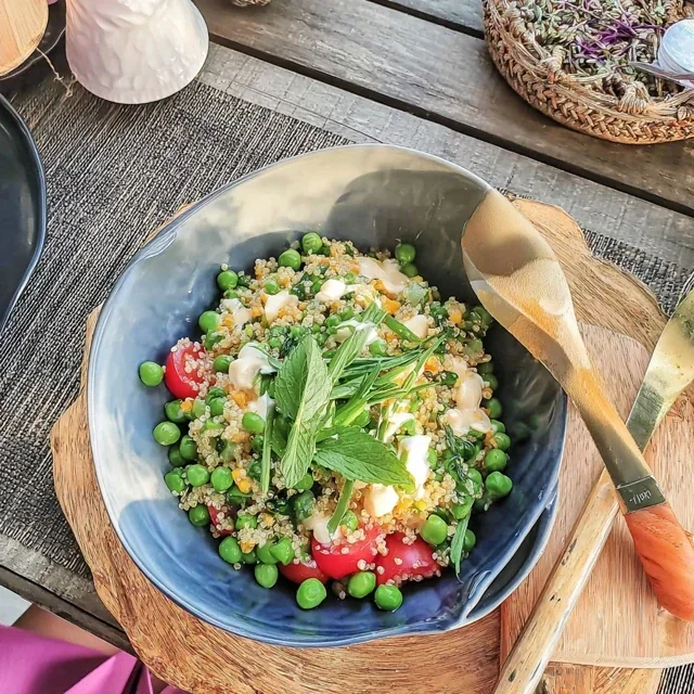 Salada de Quinoa Refrescante com Ervilhas e Hortelã