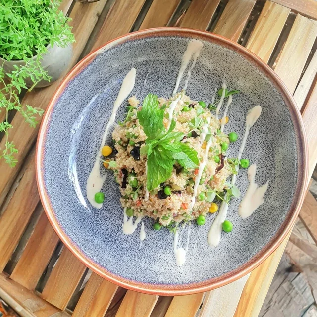 Salada de Quinoa Refrescante com Ervilhas e Hortelã