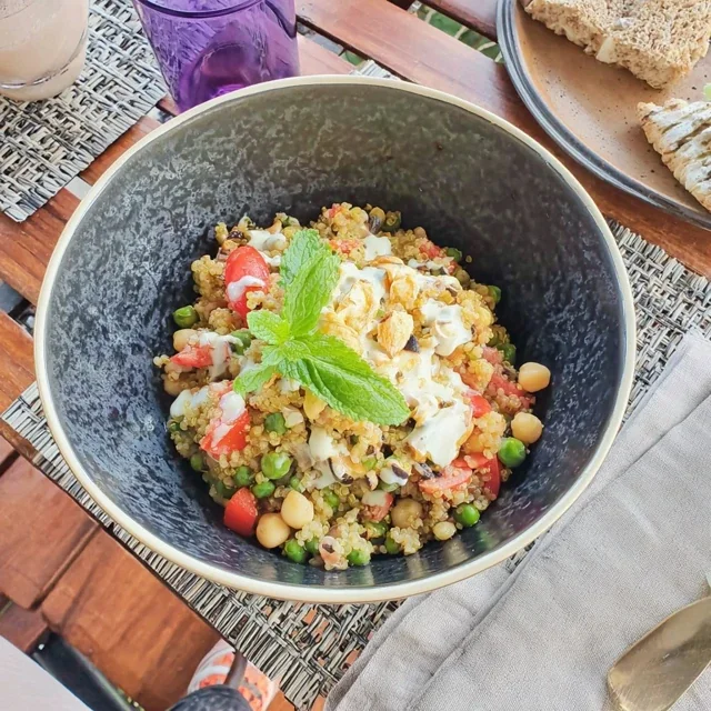 Salada de Quinoa Refrescante com Ervilhas e Hortelã