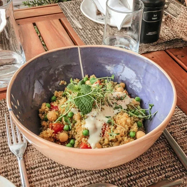 Salada de Quinoa Refrescante com Ervilhas e Hortelã