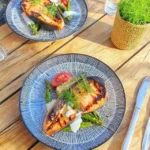 Salmão Grelhado com Aspargos e Molho Cremoso de Iogurte e Endro