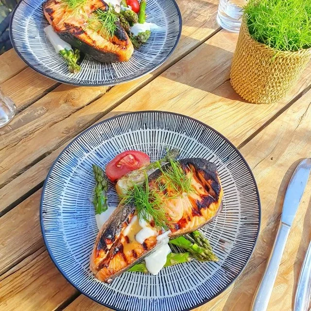 Salmão Grelhado com Aspargos e Molho Cremoso de Iogurte e Endro