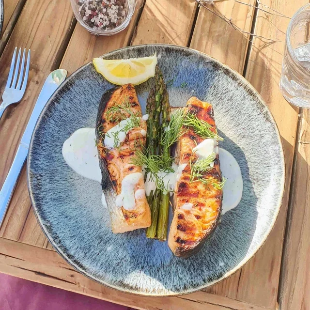 Salmão Grelhado com Aspargos e Molho Cremoso de Iogurte e Endro