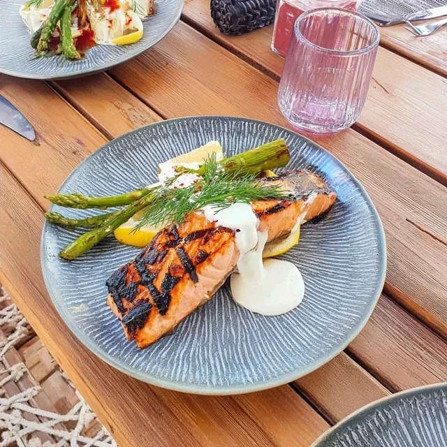 Salmão Grelhado com Aspargos e Molho Cremoso de Iogurte e Endro