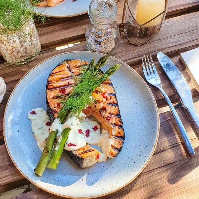Salmão Grelhado com Aspargos e Molho Cremoso de Iogurte e Endro