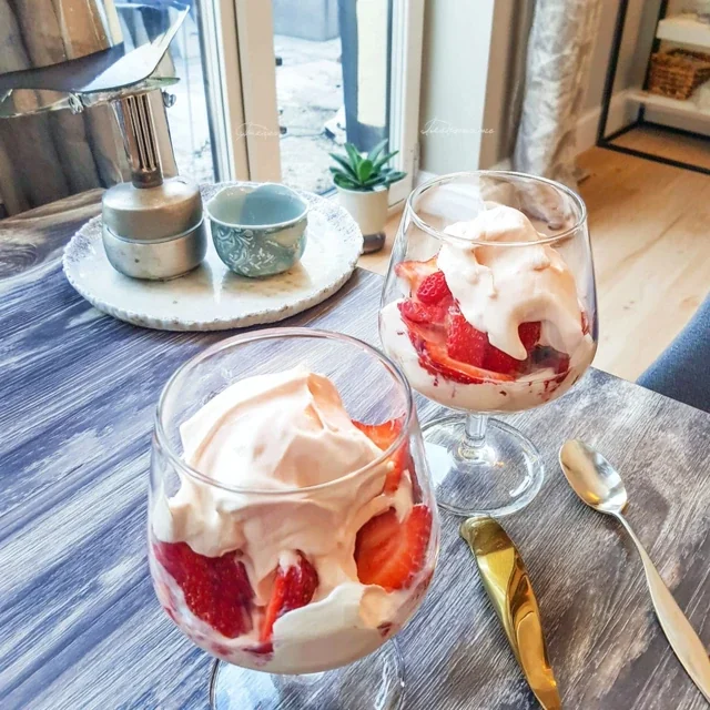 Verrines Refrescantes de Morango com Creme de Limão Zesty – Uma Experiência de Sobremesa Leve e Saudável!