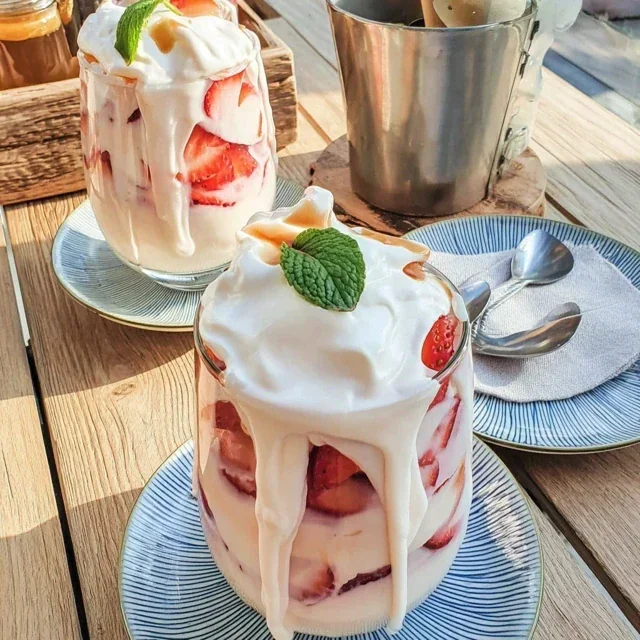 Verrines Refrescantes de Morango com Creme de Limão Zesty – Uma Experiência de Sobremesa Leve e Saudável!