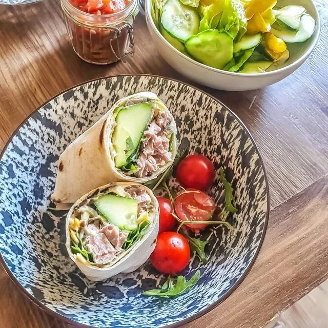 Wrap de Atum, Abacate e Pepino Saudável