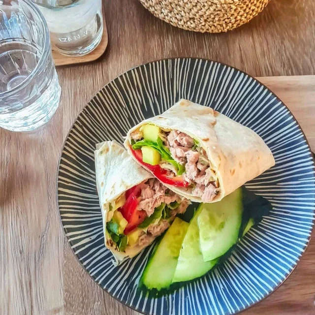 Wrap de Atum, Abacate e Pepino Saudável