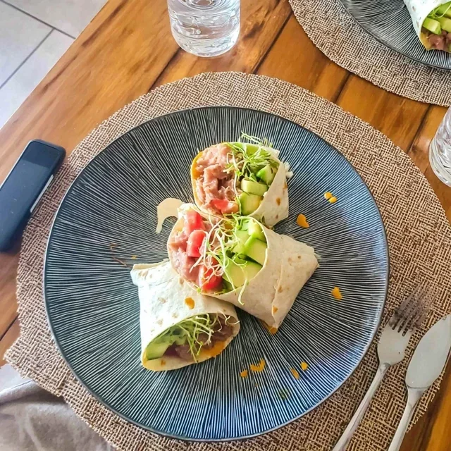 Wrap de Atum, Abacate e Pepino Saudável
